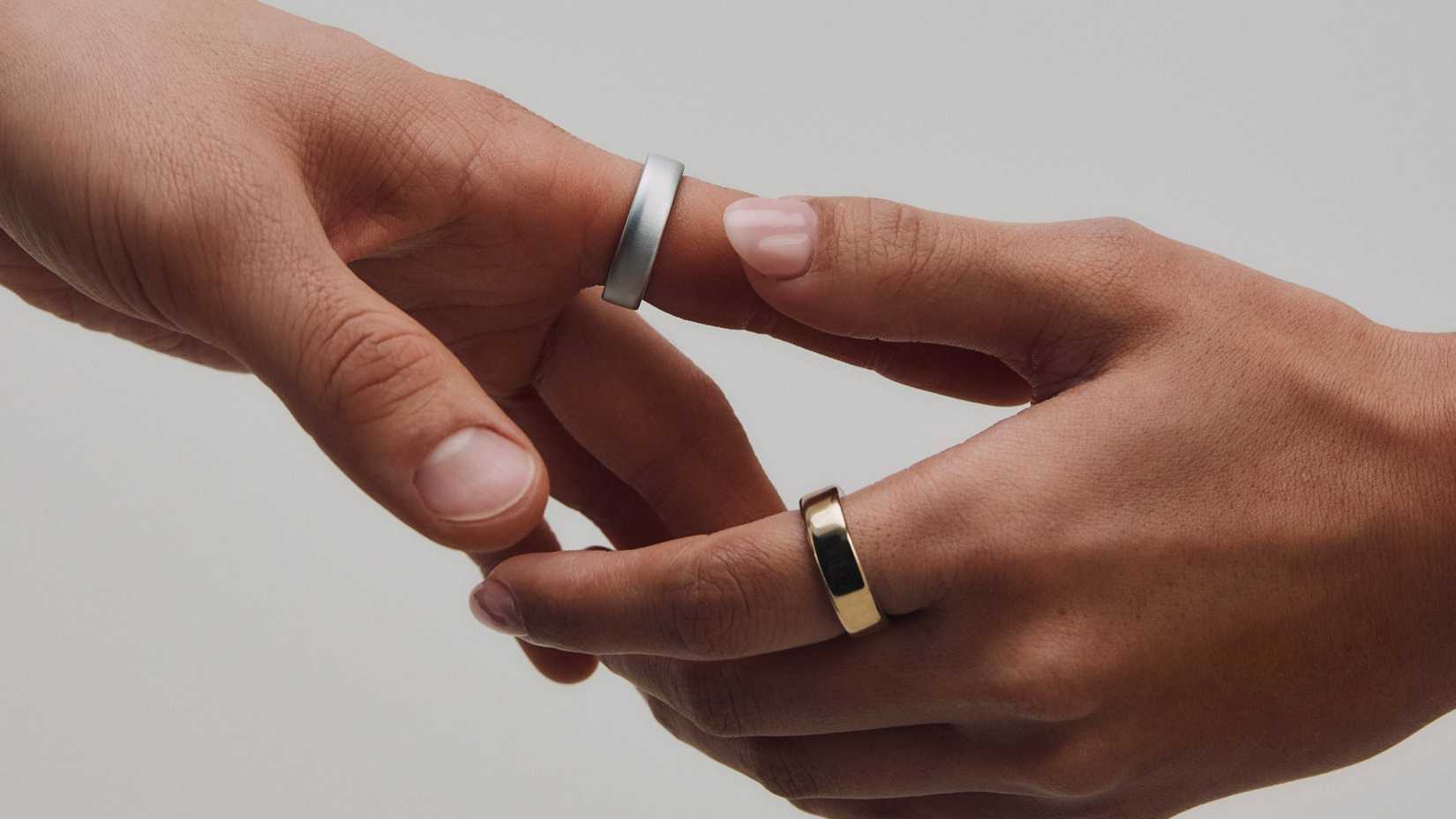 Uma imagem promocional de uma pessoa usando o Oura Ring 5