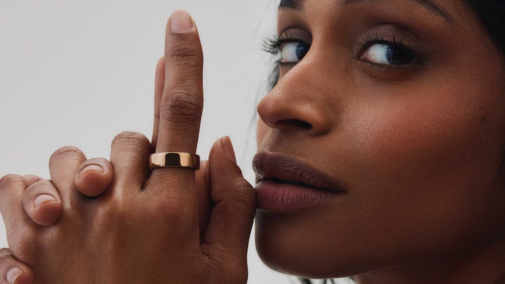 Uma imagem promocional de uma pessoa usando o Oura Ring 5