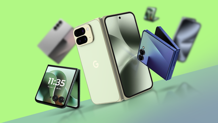Vários telefones dobráveis flutuando sobre um fundo verde, mostrando diferentes designs abertos e fechados.