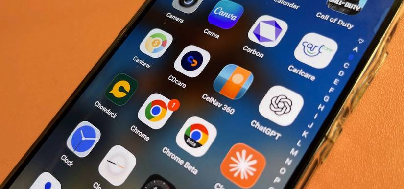 Tela do telefone exibindo galeria de aplicativos com CelNav 360 entre eles