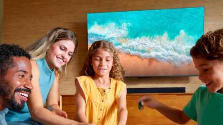 Persone attorno ad Amazon Fire TV 50
