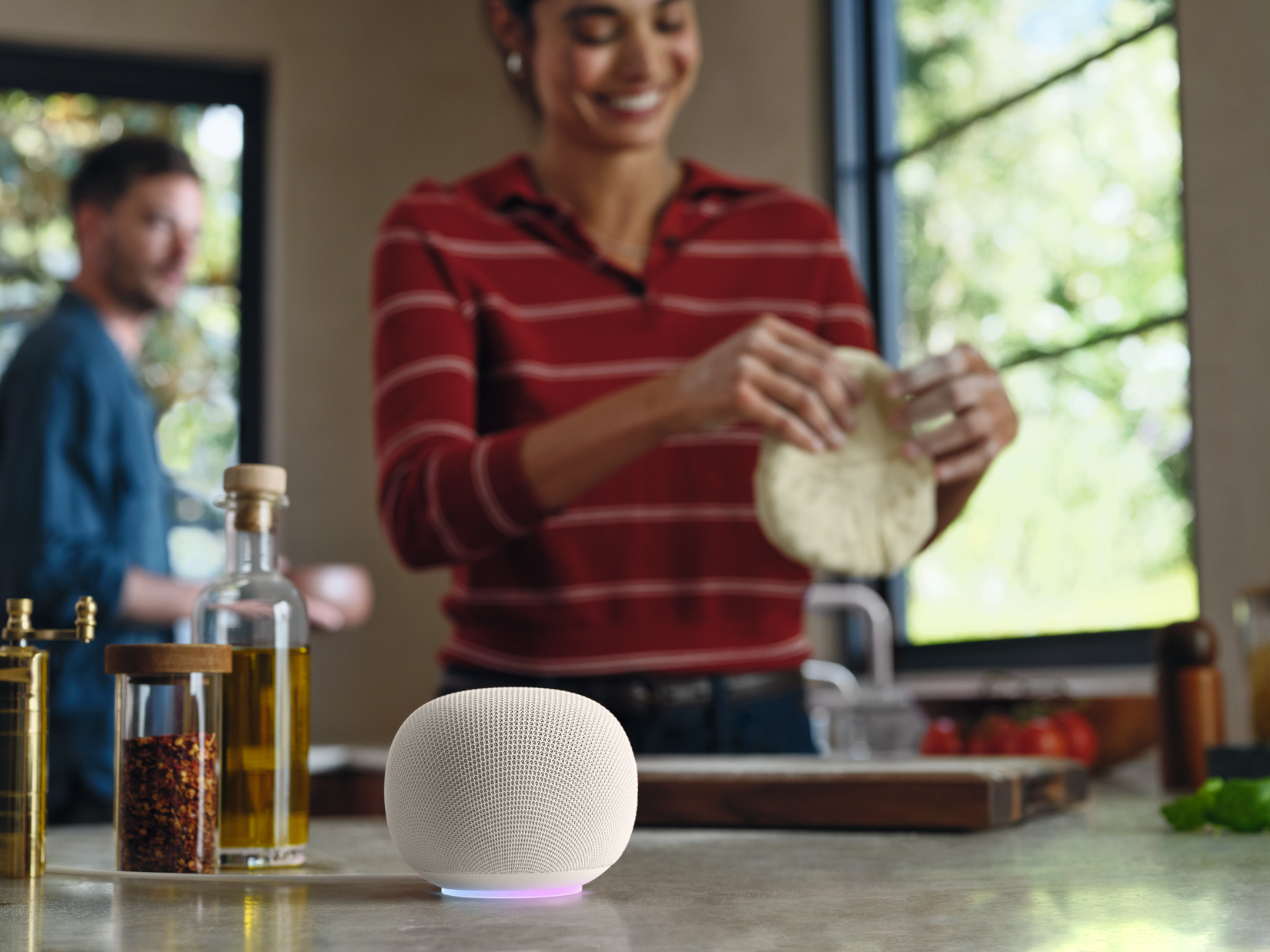 Alto-falante Google Home em porcelana.