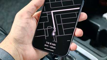 Gros plan sur le mode d'économie d'énergie dans Google Maps sur un appareil Pixel 10