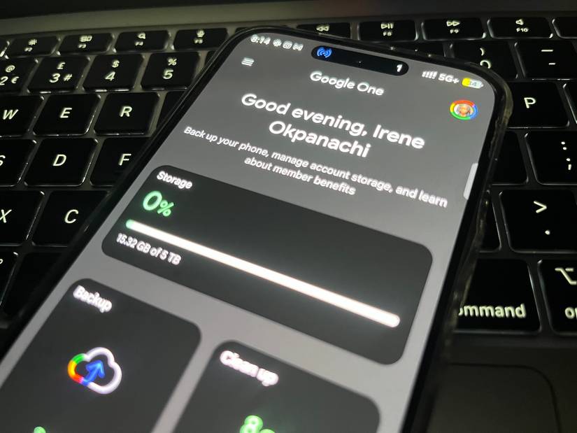Telefono appoggiato sulla tastiera del laptop e su cui è visualizzata l'app di gestione dello spazio di archiviazione Google One