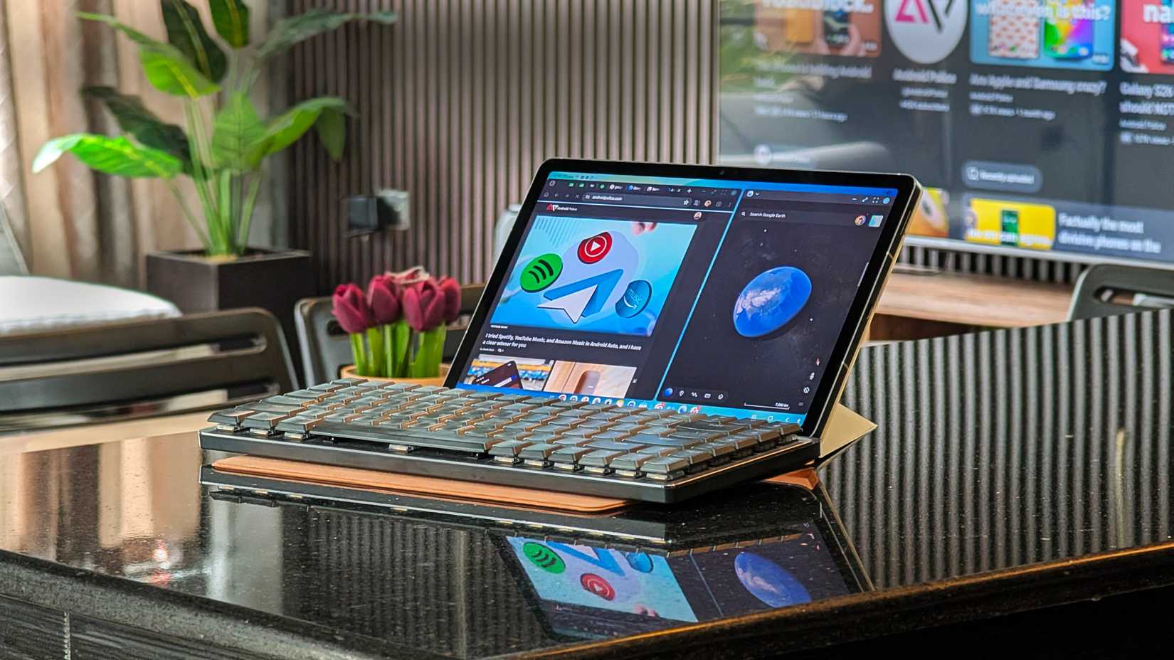 Tablet Samsung Galaxy Tab S10FE com teclado conectado