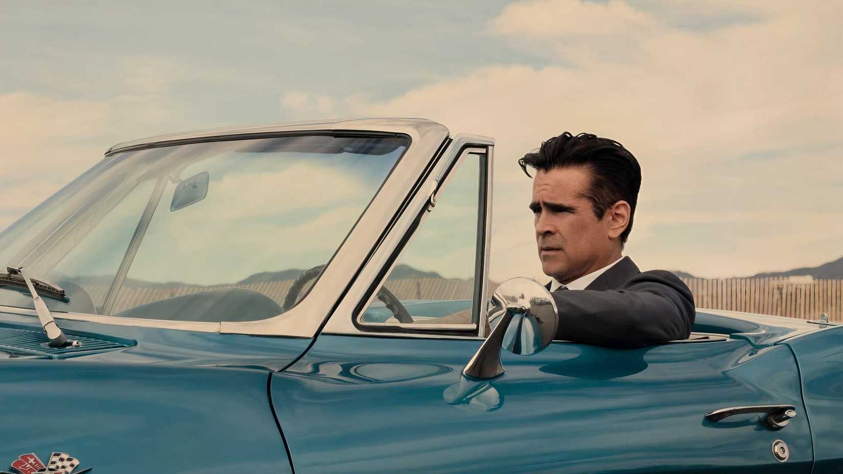 Colin Farrell, no programa de TV Sugar, em um veículo azul.