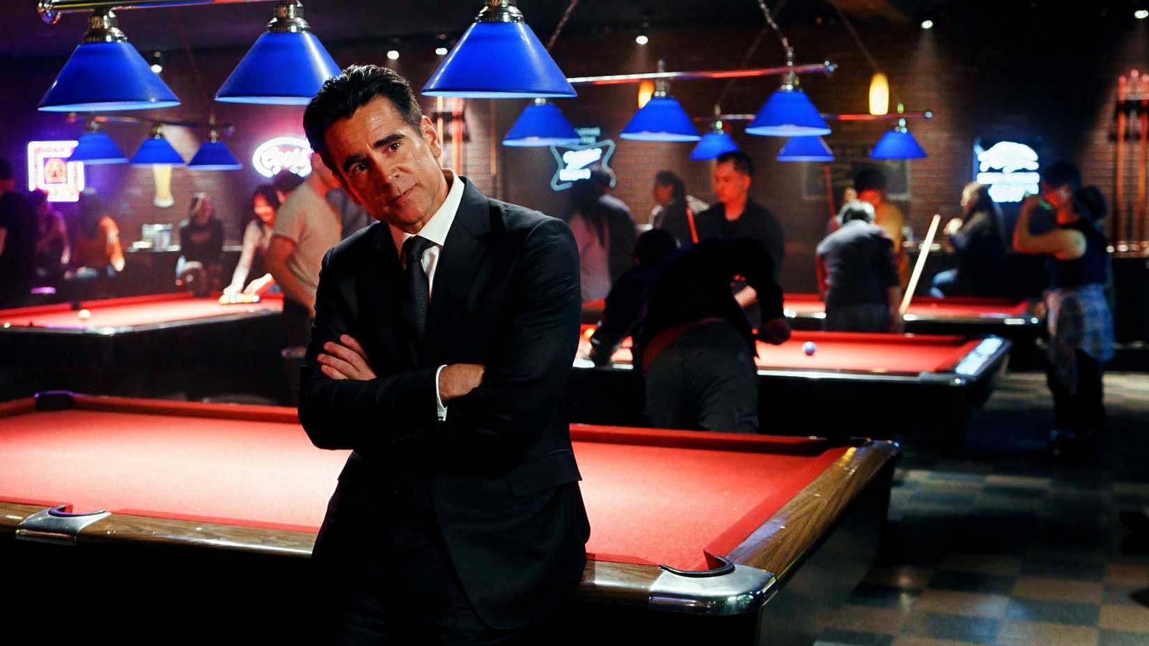 Colin Farrell, no programa de TV Sugar, em um salão de sinuca.