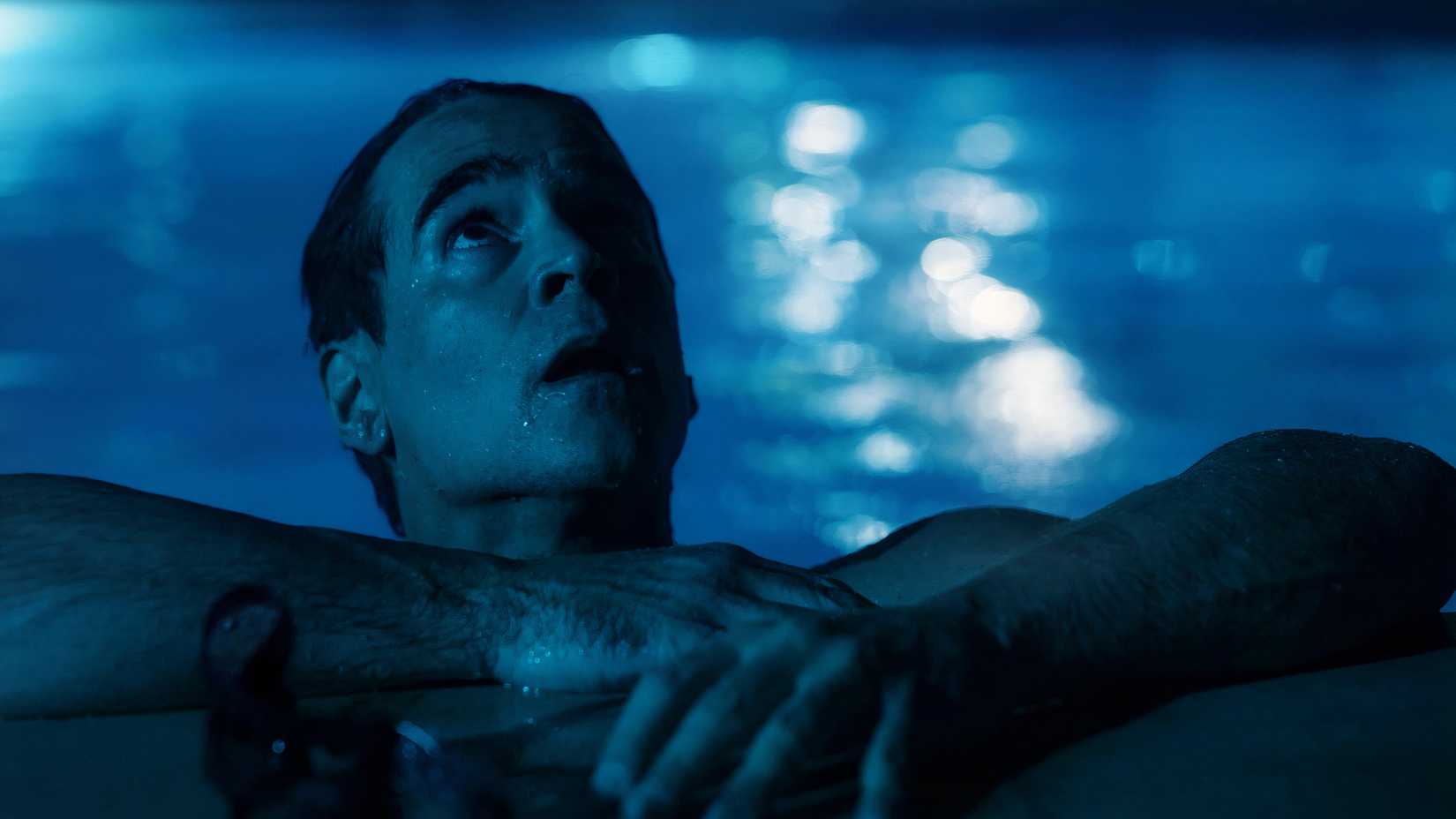 Colin Farrell, no programa de TV Sugar, em uma piscina.