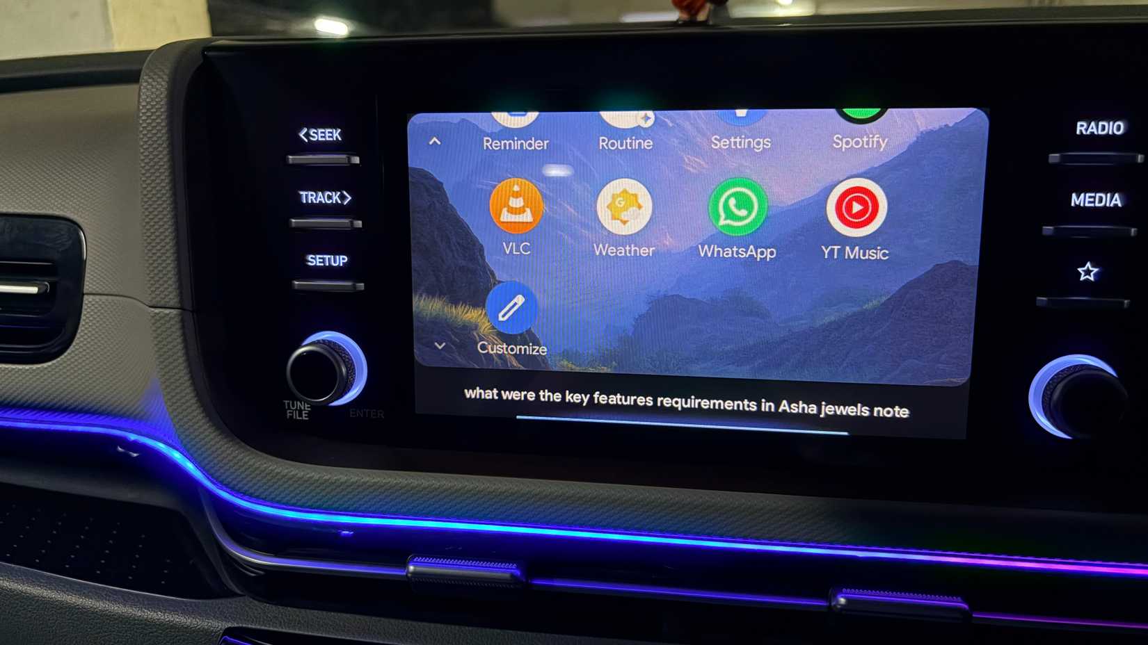 Gêmeos encontrando informações de uma nota no Google Keep no Android Auto