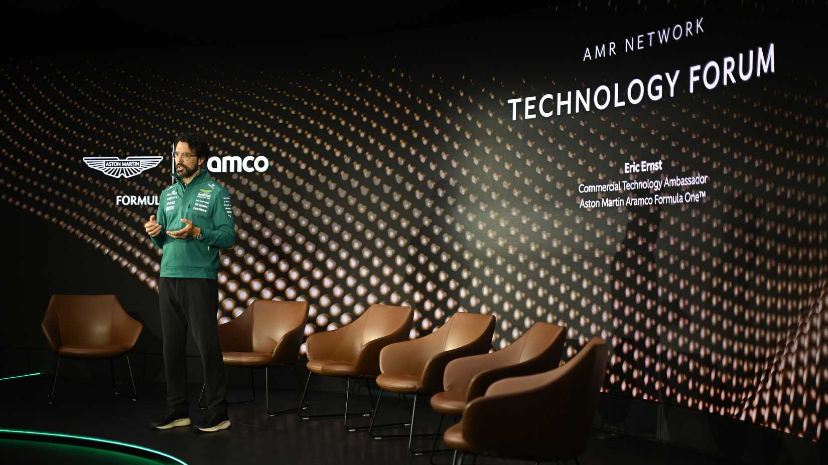 Eric Ernst, da Aston Martin, falando no Aston Martin Technology Forum