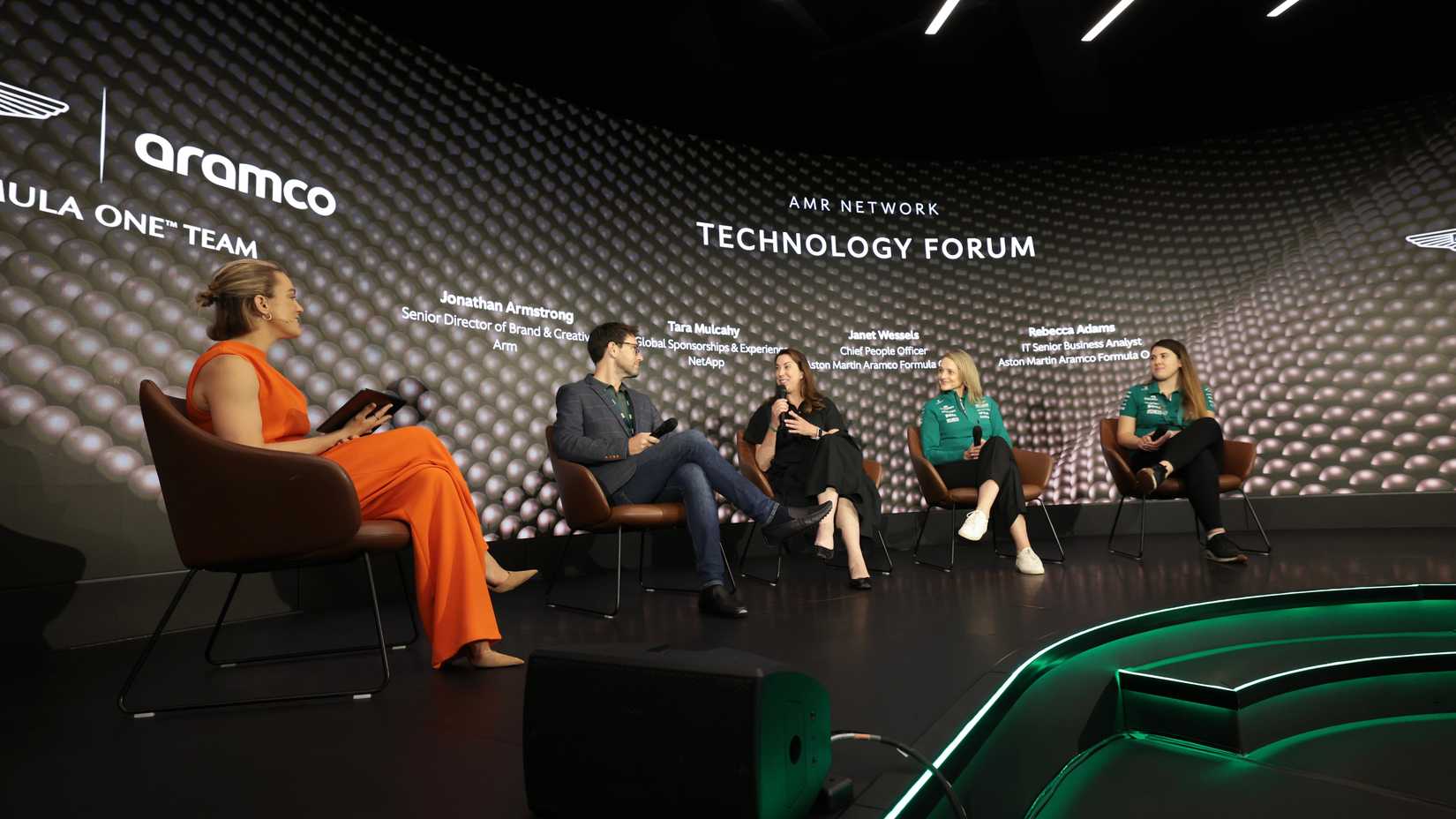 Uma mesa redonda no Aston Martin Technology Forum
