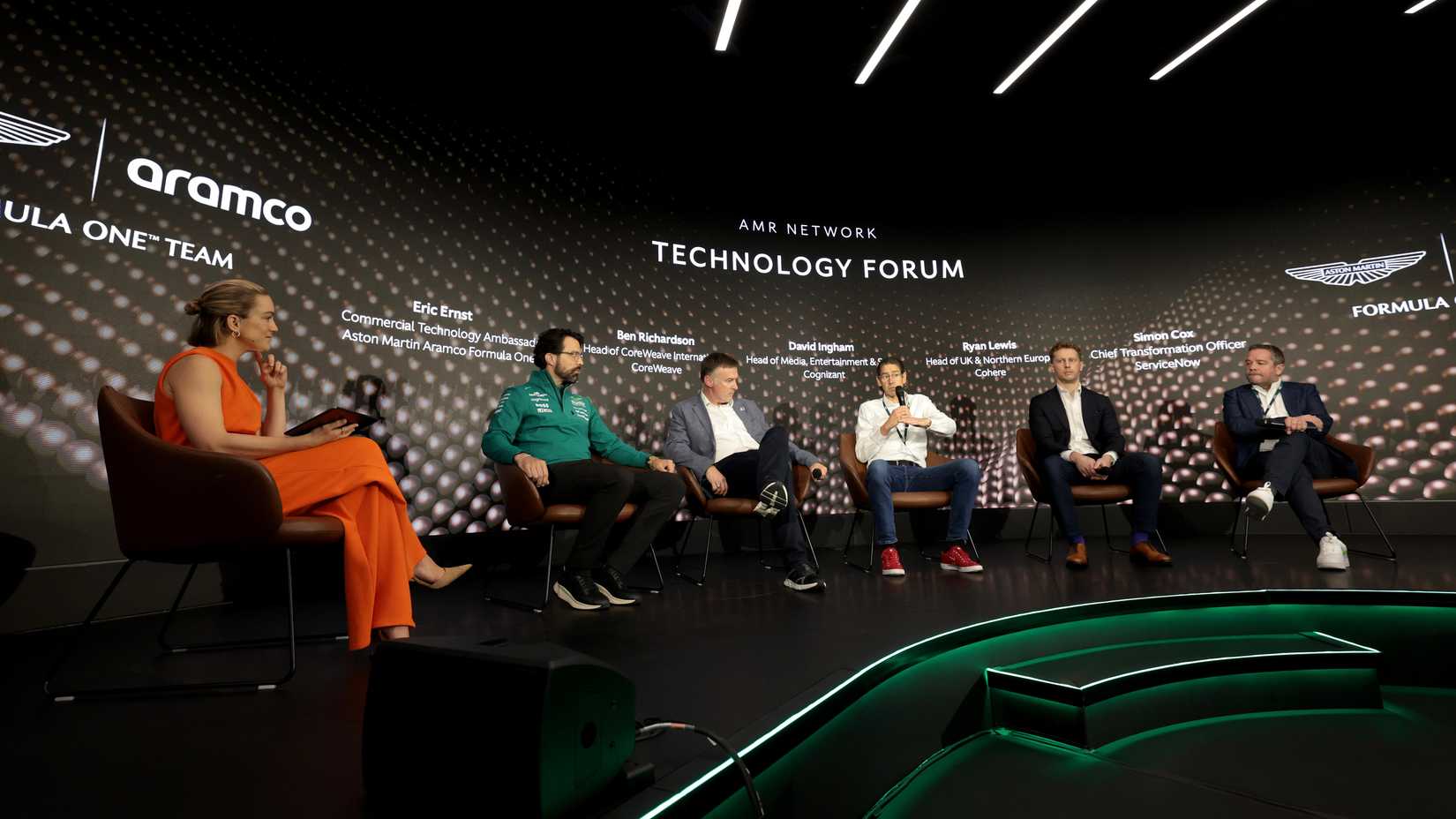 Uma mesa redonda no Aston Martin Technology Forum