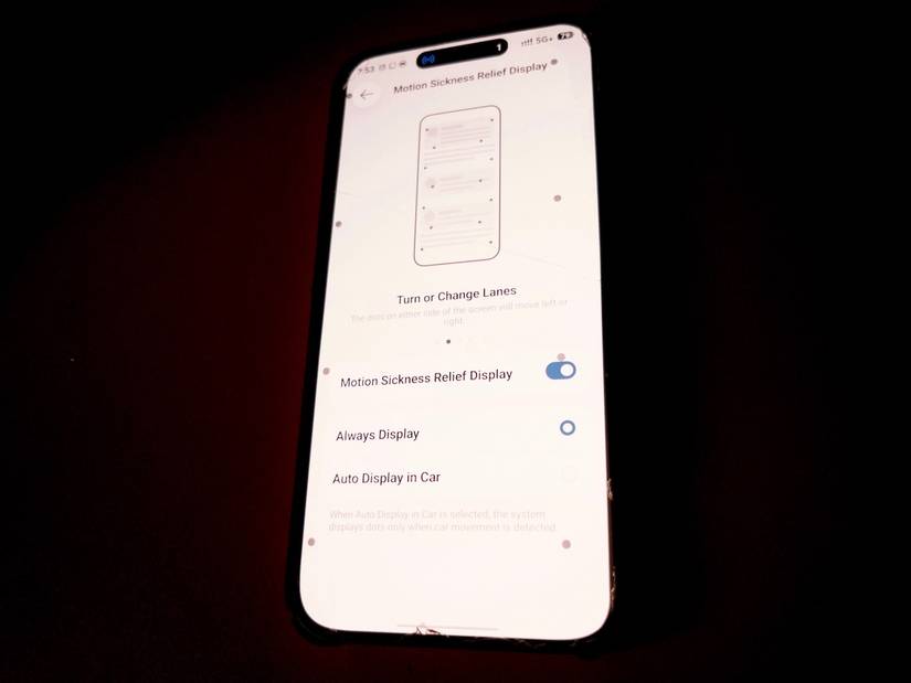 Motion Cues menu showing always display and auto display in car options with dots on phone screen edges