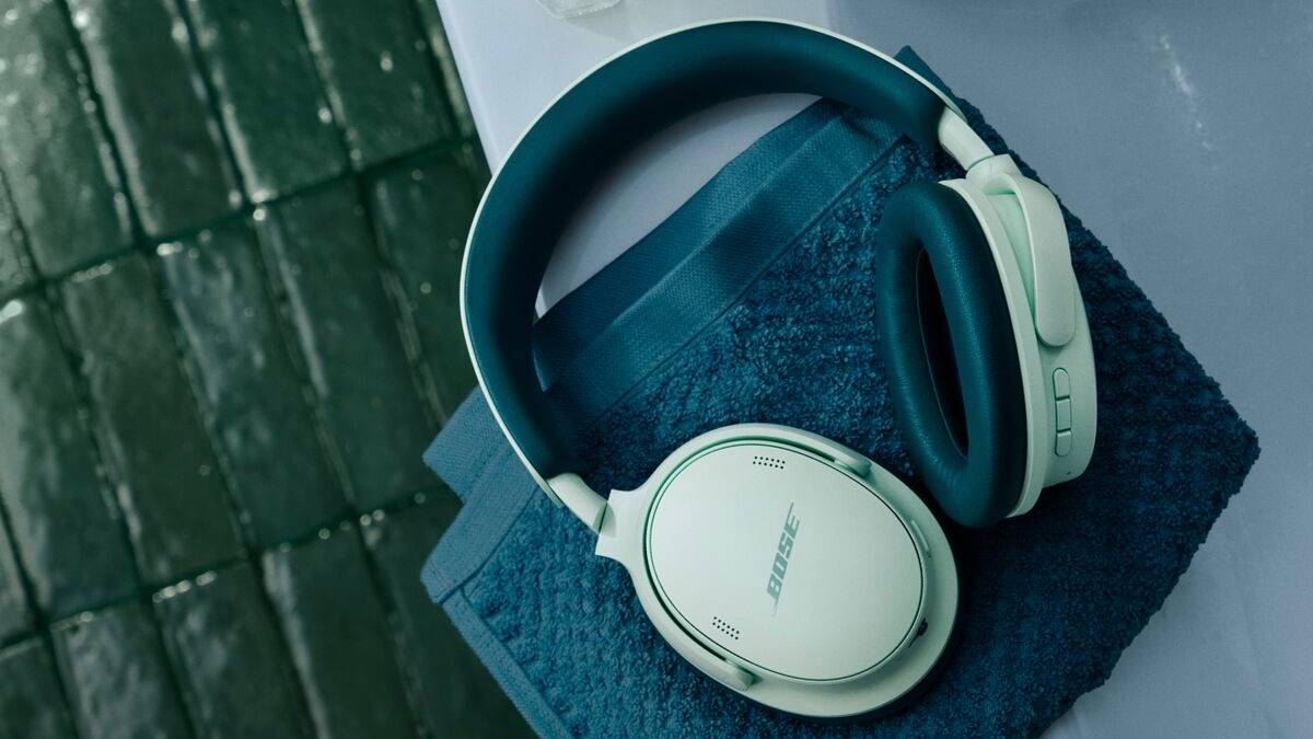 A promotional image of the Bose QuietComfort Headphones (Gen 2)
