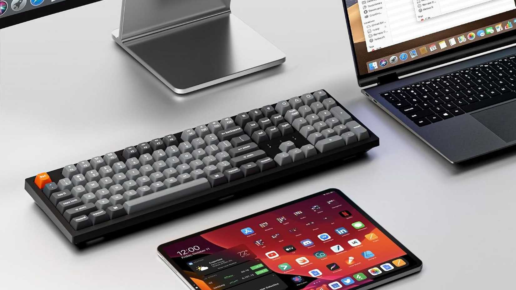 Keychron K10 Max accanto a un laptop e a un tablet
