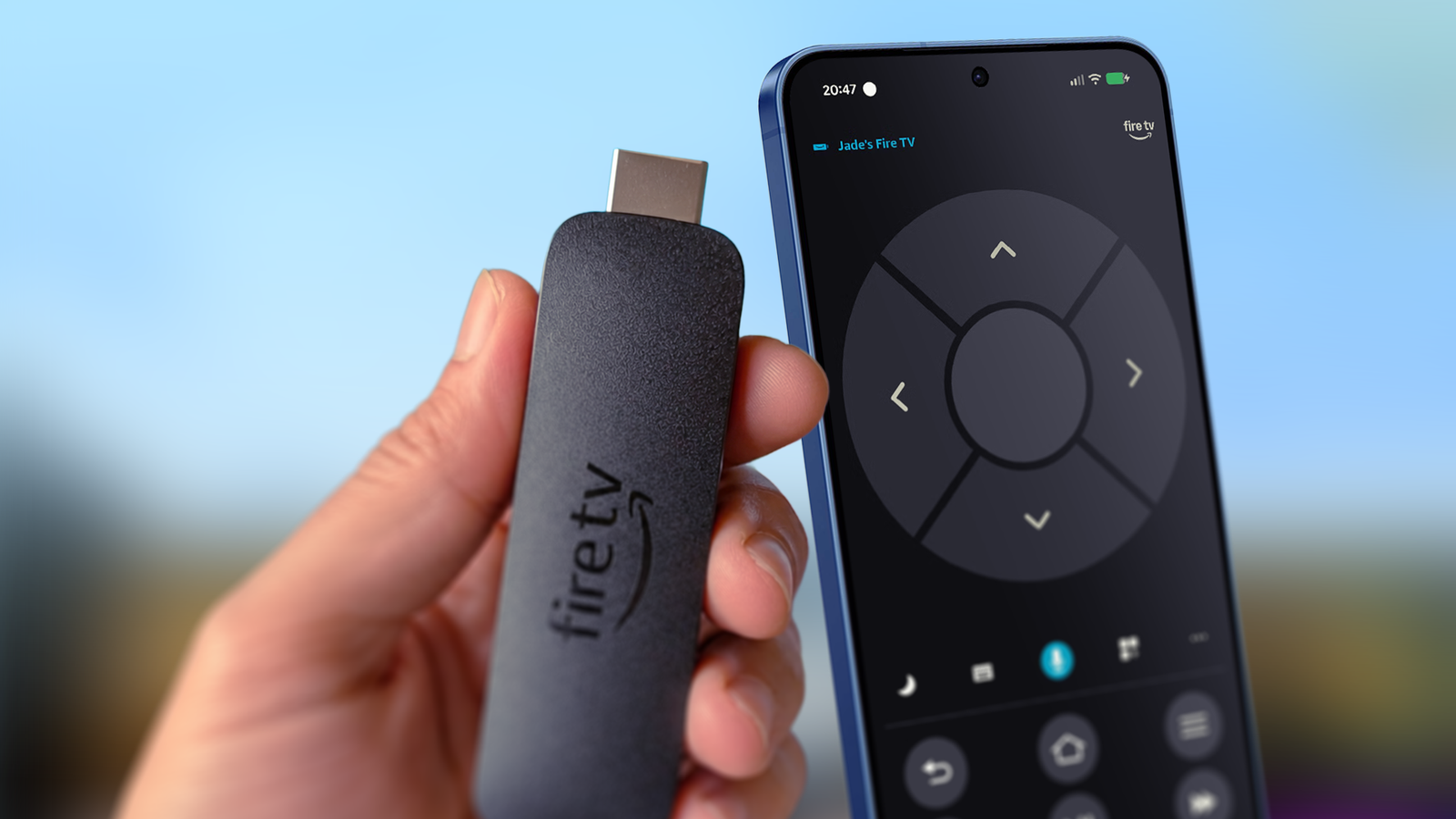 Как вернуть былую скорость старому Fire TV без покупки нового устройства Пользователь держит смартфон с приложением для управления Fire TV