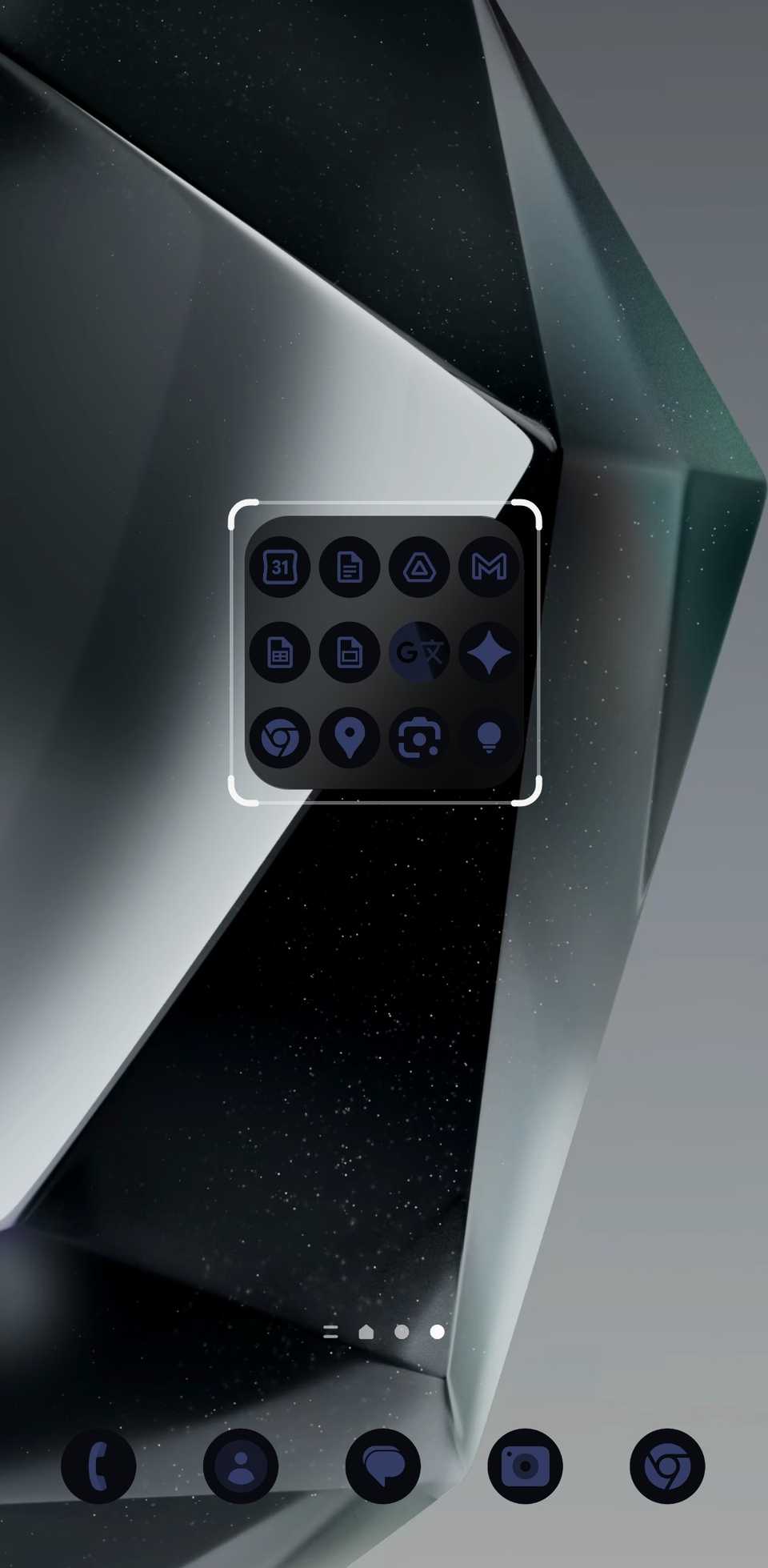 One UI homescreen folder with resize handles around its border.