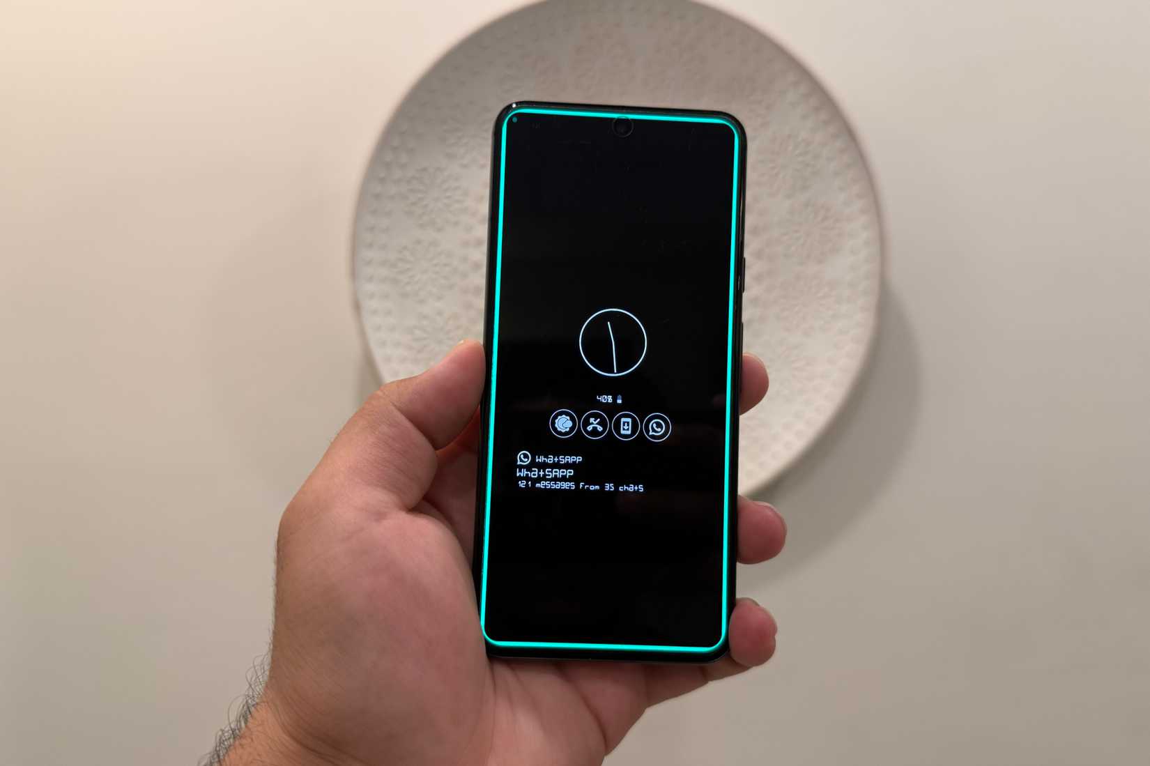 Google Pixel 8 in mano con il display sempre attivo
