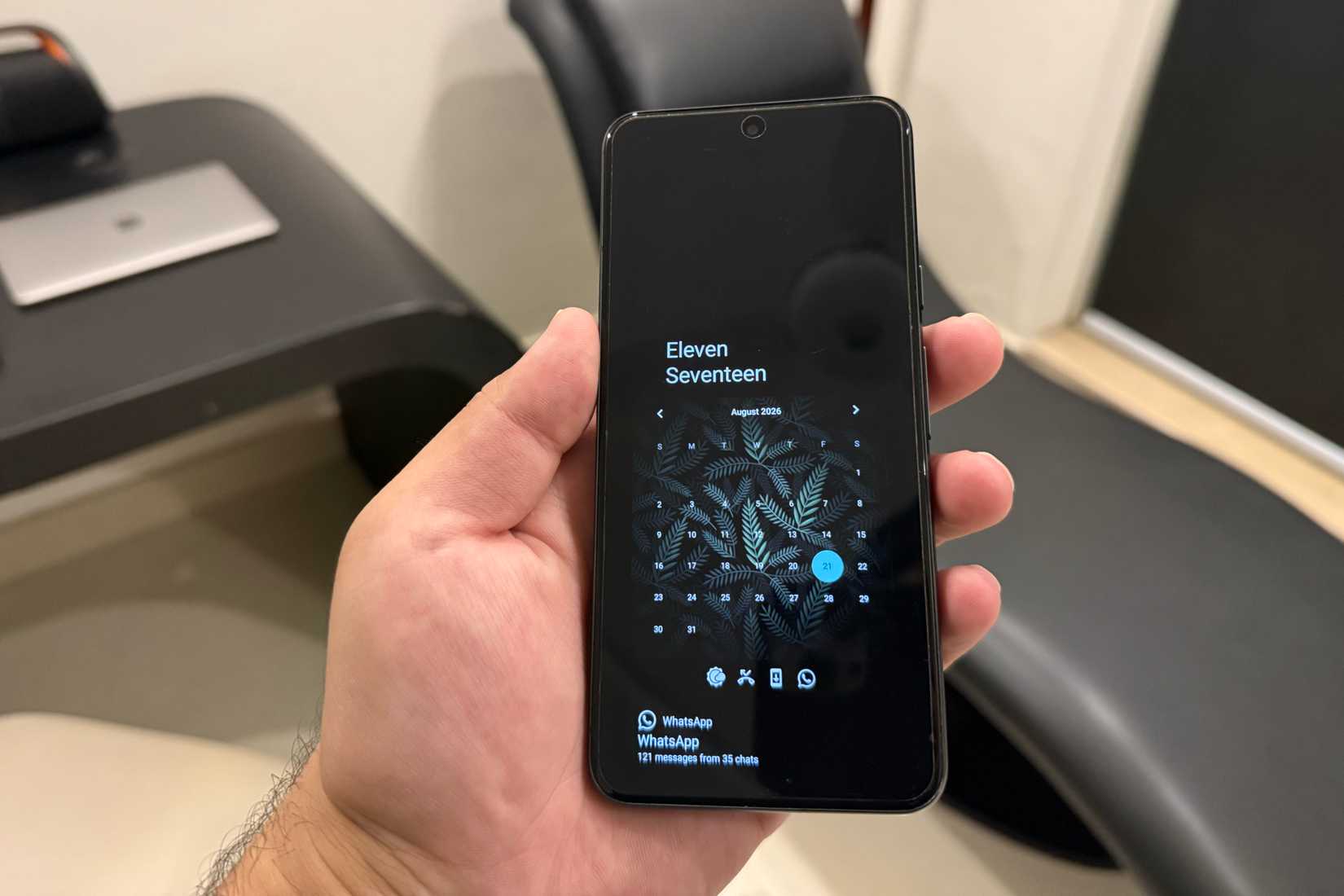 Google Pixel 8 in mano con la funzione Always On Display