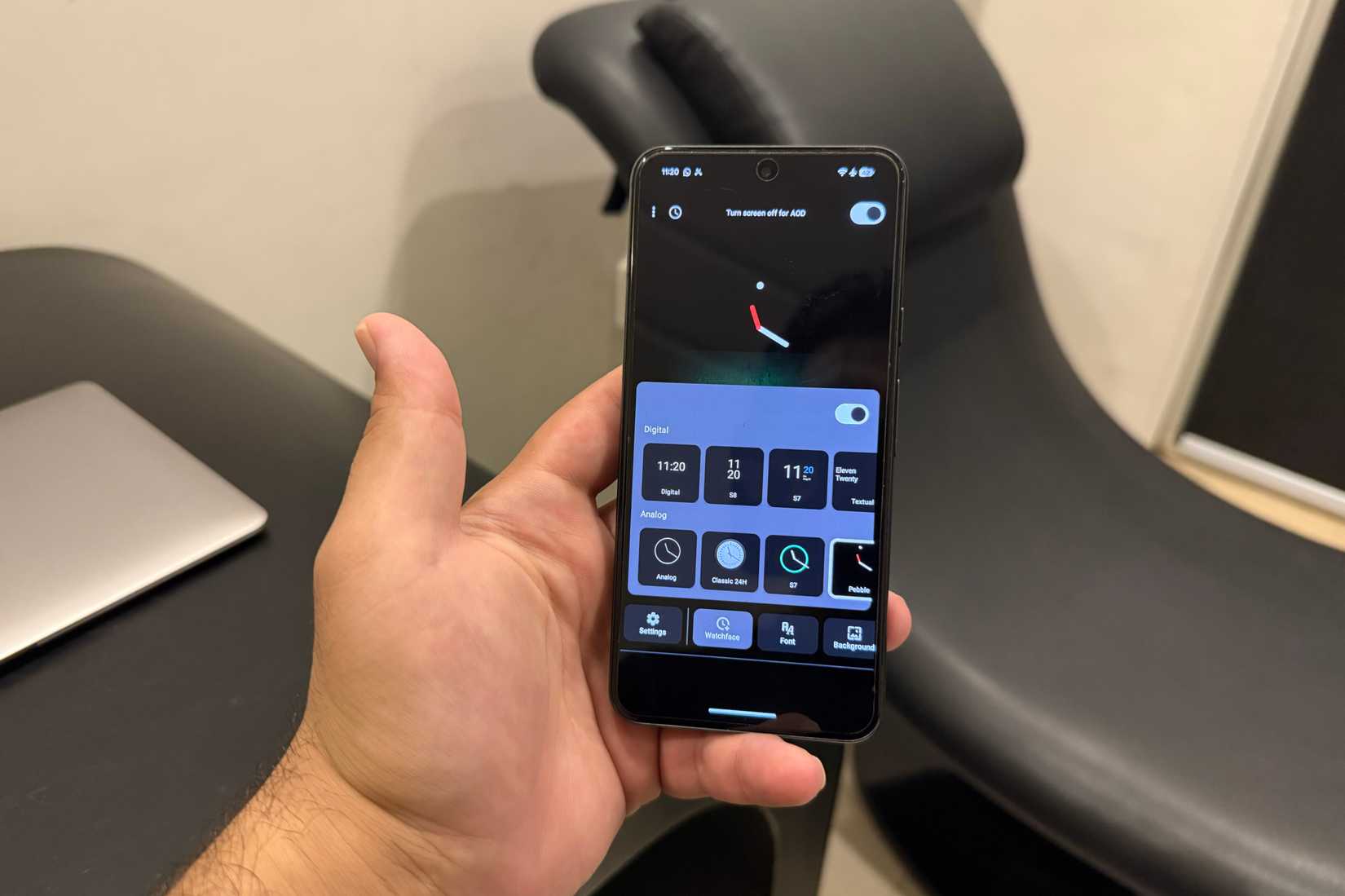 Google Pixel 8 in mano con la funzione Always-On Display attiva