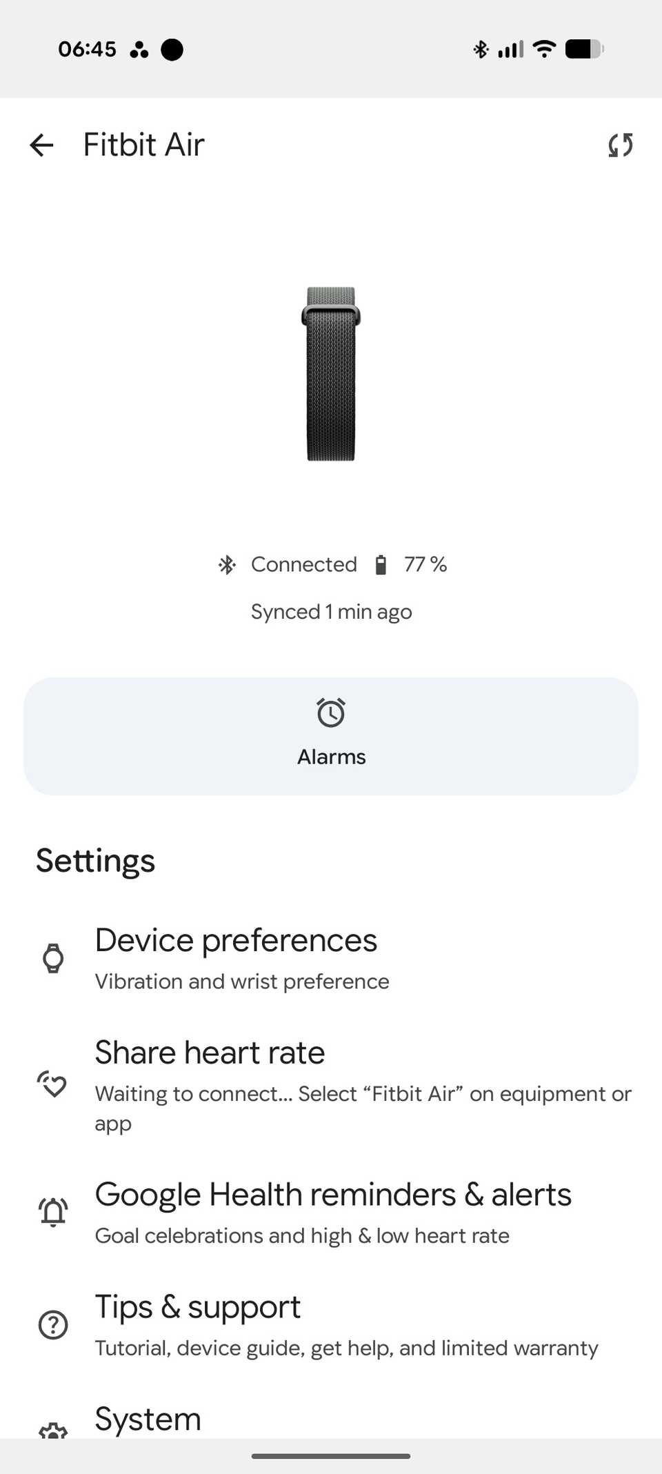 Uno screenshot dell’app Google Health e di un dispositivo Fitbit Air collegato con il livello di batteria al 77%