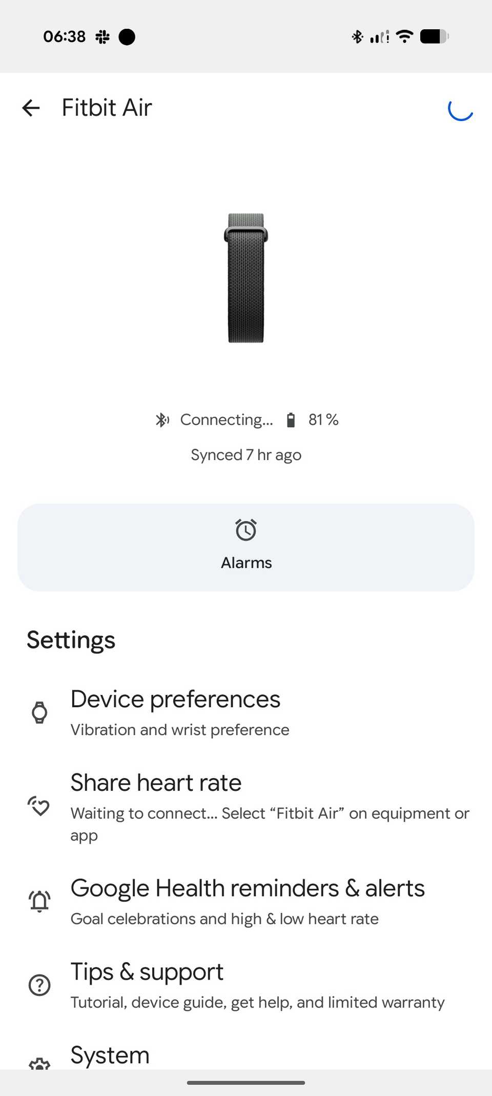 Uno screenshot dell’app Google Health e di un dispositivo Fitbit Air collegato con il livello di batteria all’81%