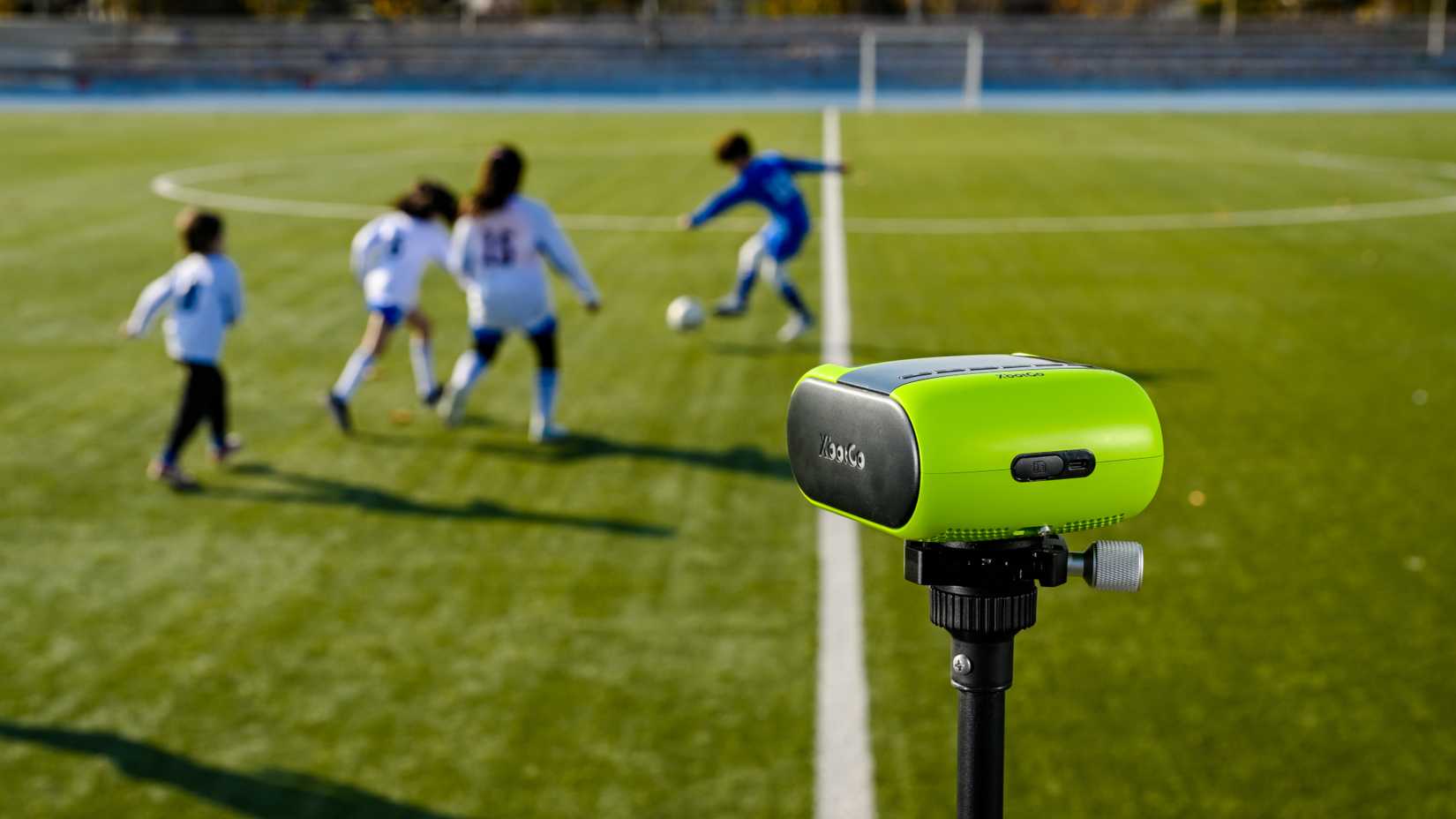 Il registratore sportivo XbotGo Falcon AI cattura una partita di calcio.