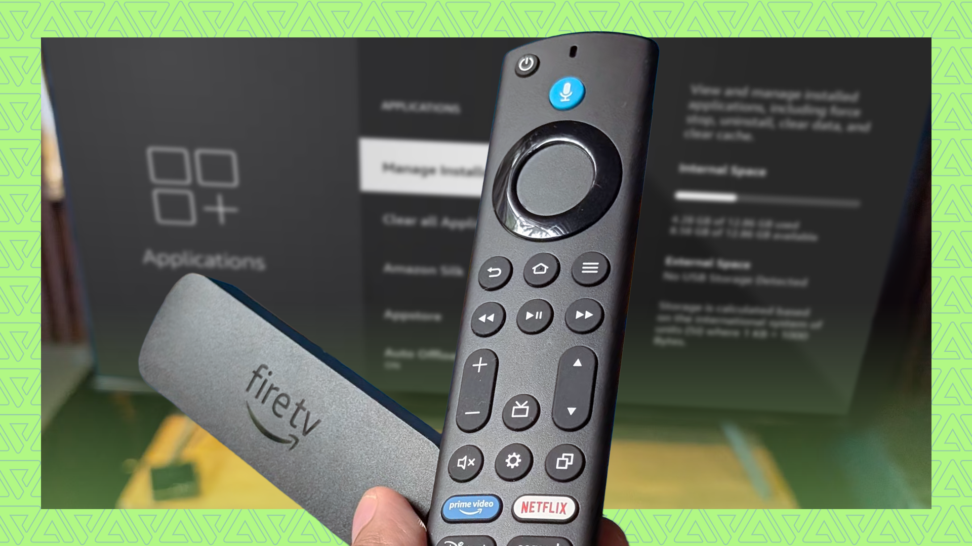 Amazon Fire TV Stick e telecomando tenuti davanti al menu delle impostazioni delle applicazioni Fire TV.