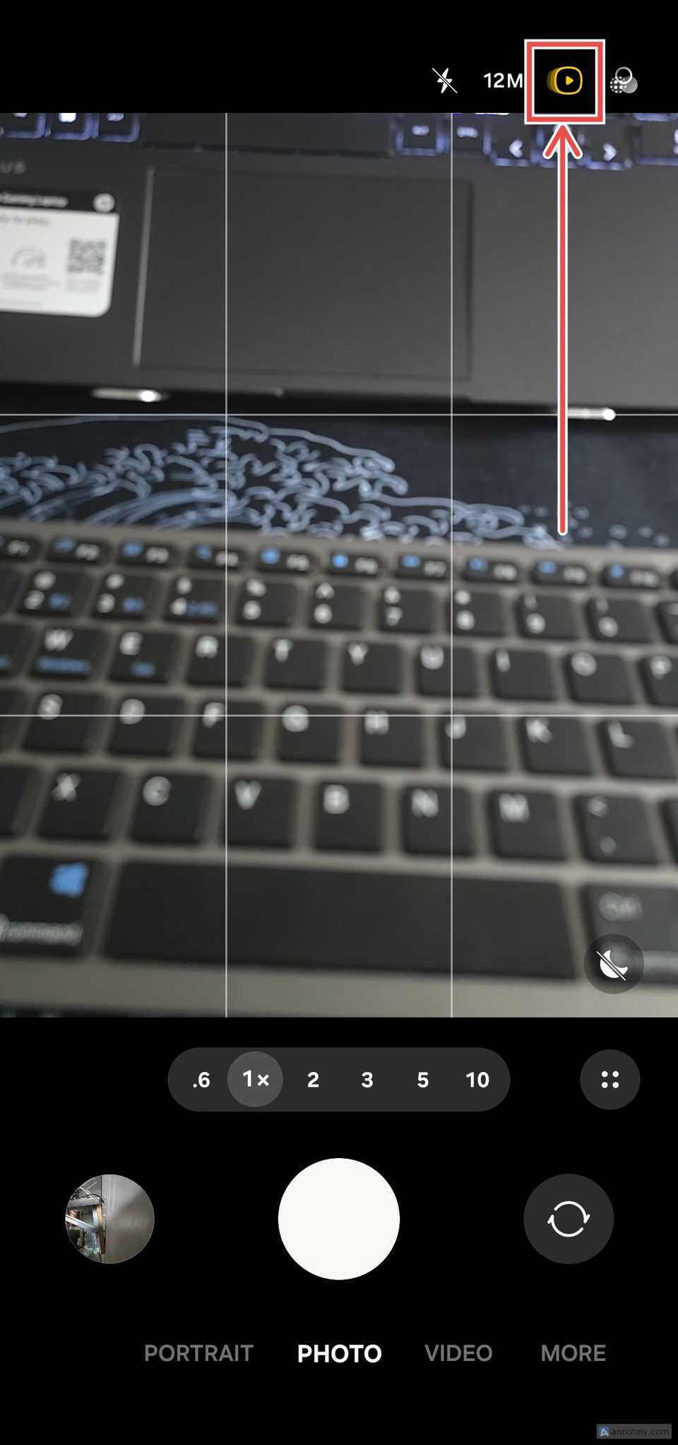 Samsung Camera viewfinder with 'Motion Photo' icon highlighted.