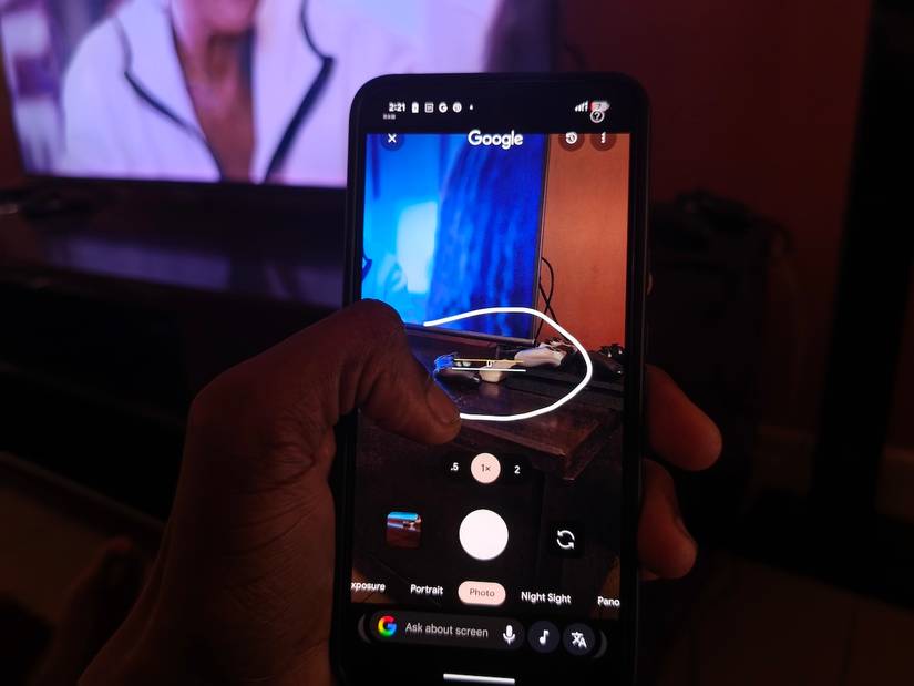 Mano che usa il cerchio per cercare per evidenziare un oggetto nel mirino della fotocamera Pixel
