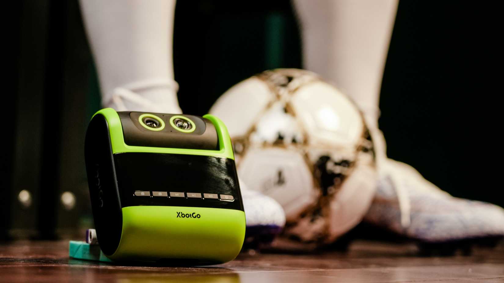 L'XbotGo Falcon accanto a qualcuno che gioca a calcio.