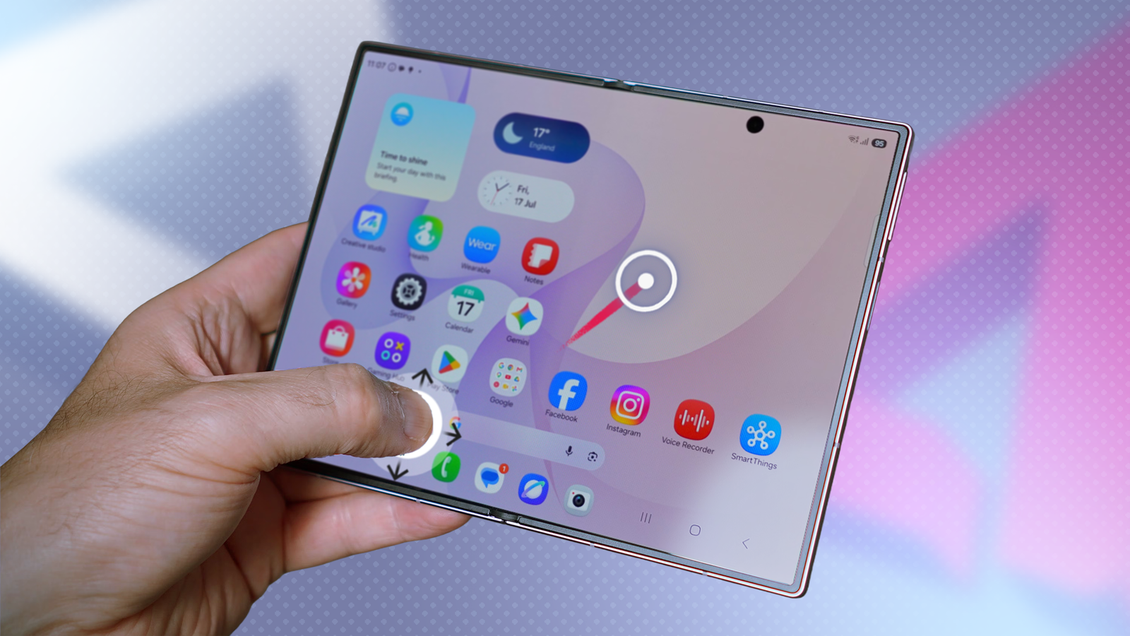 Управление Galaxy Z Fold 8 одной рукой с помощью приложения Quick Cursor Galaxy Z Fold 8 в процессе управления одной рукой через приложение Quick Cursor