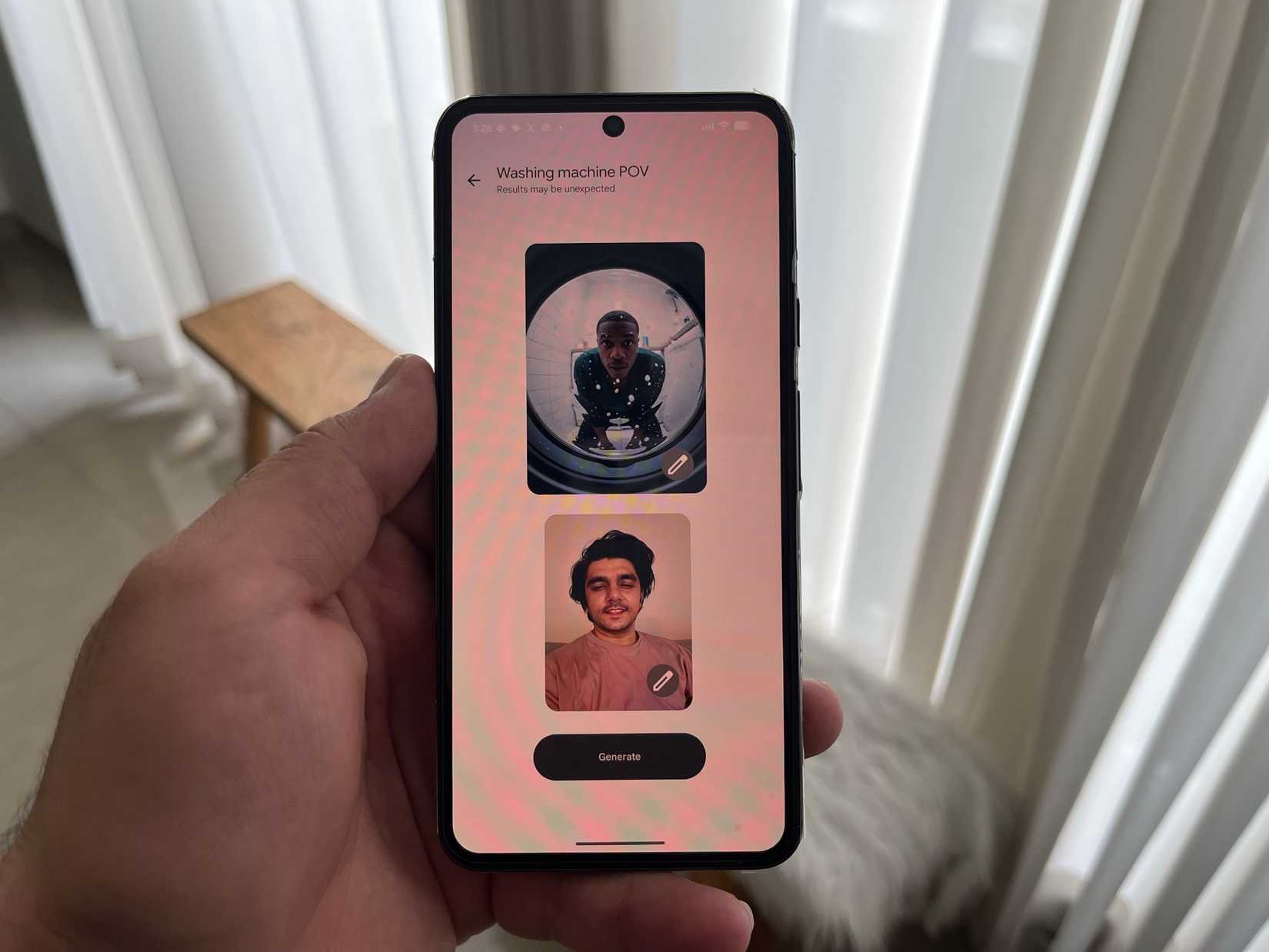 Mano che tiene il telefono Pixel con la funzionalità Remix di Google Foto