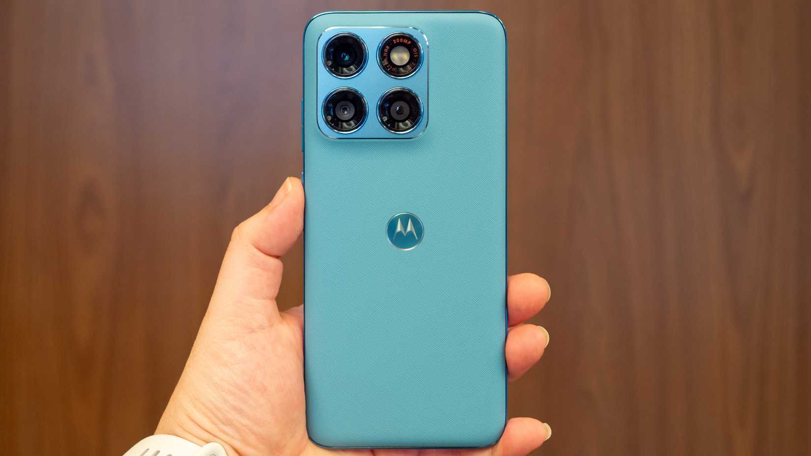 motorola-moto-edge-70-plus-milk-blue-on-hand-2