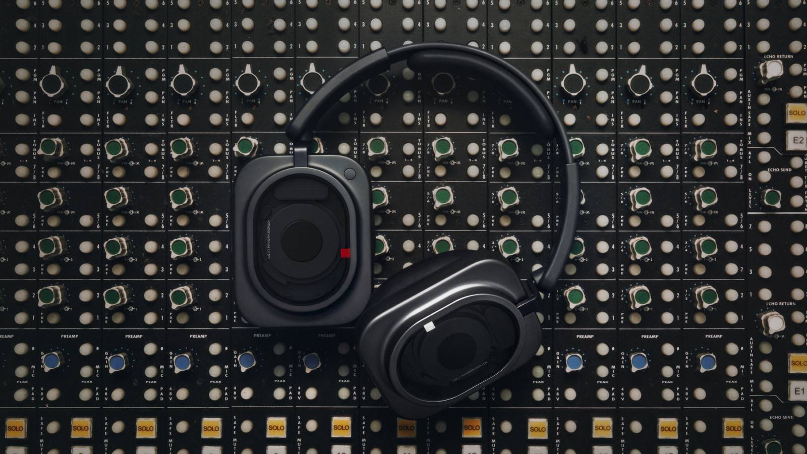 nothing-headphone-1-pro.back
