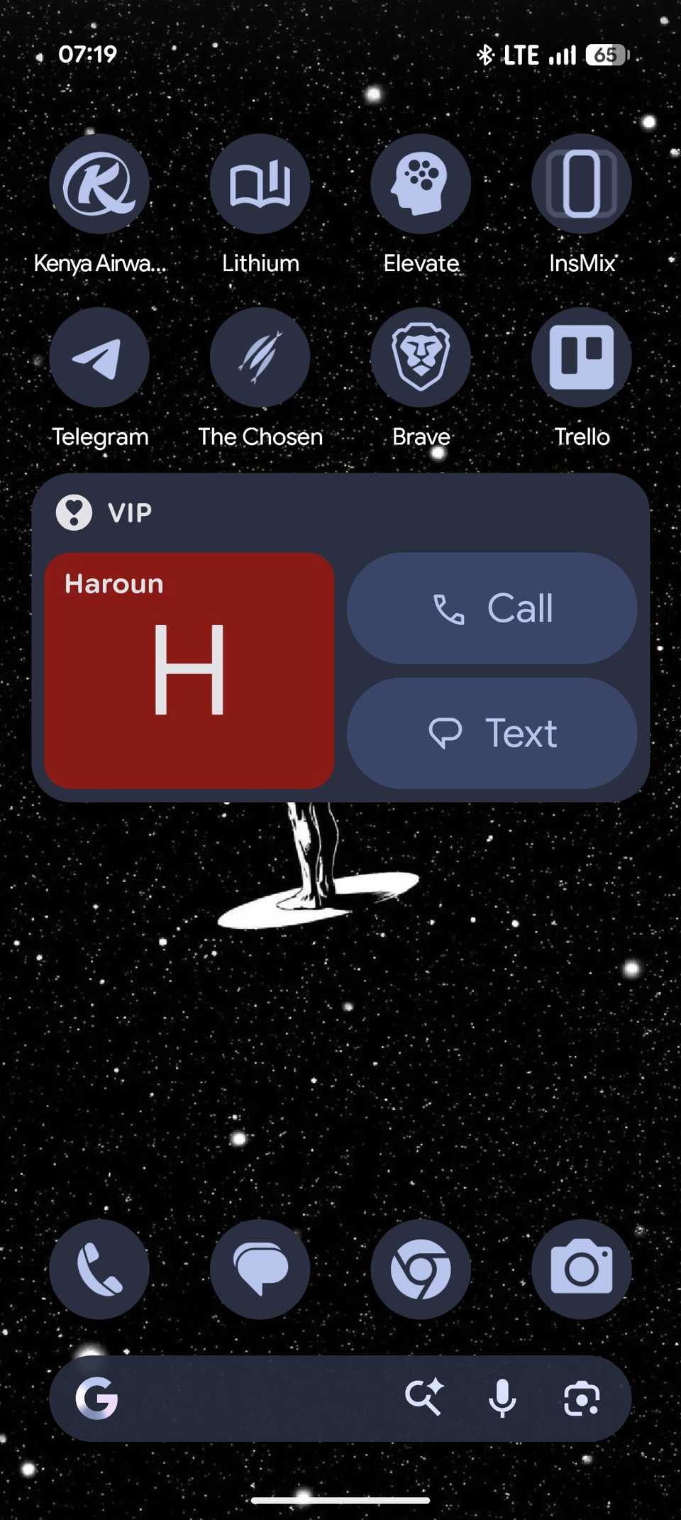 A large single-contact Pixel VIPs widget with the contact's initial and full-size Call and Text buttons