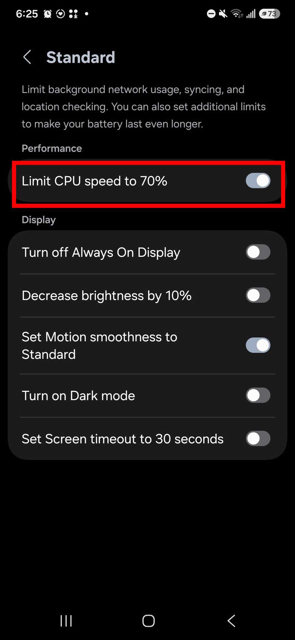 contorno rettangolare rosso che evidenzia l’interruttore “Limita la velocità della CPU al 70%” nella modalità di risparmio energetico standard