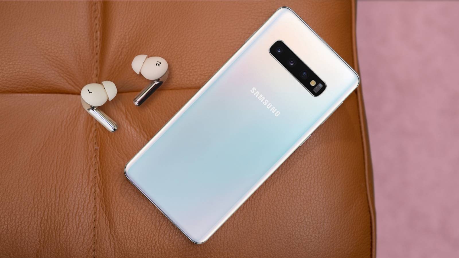 Samsung Galaxy S10 рядом с парой беспроводных наушников Samsung Galaxy S10 рядом с парой беспроводных наушников