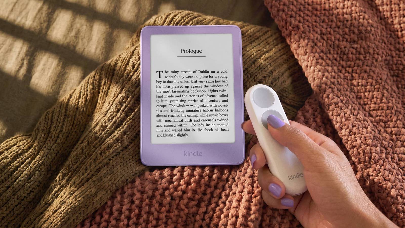 Amazon представила аксессуары для управления страницами на читалках Kindle Человек держит Kindle Click рядом с электронной книгой Kindle