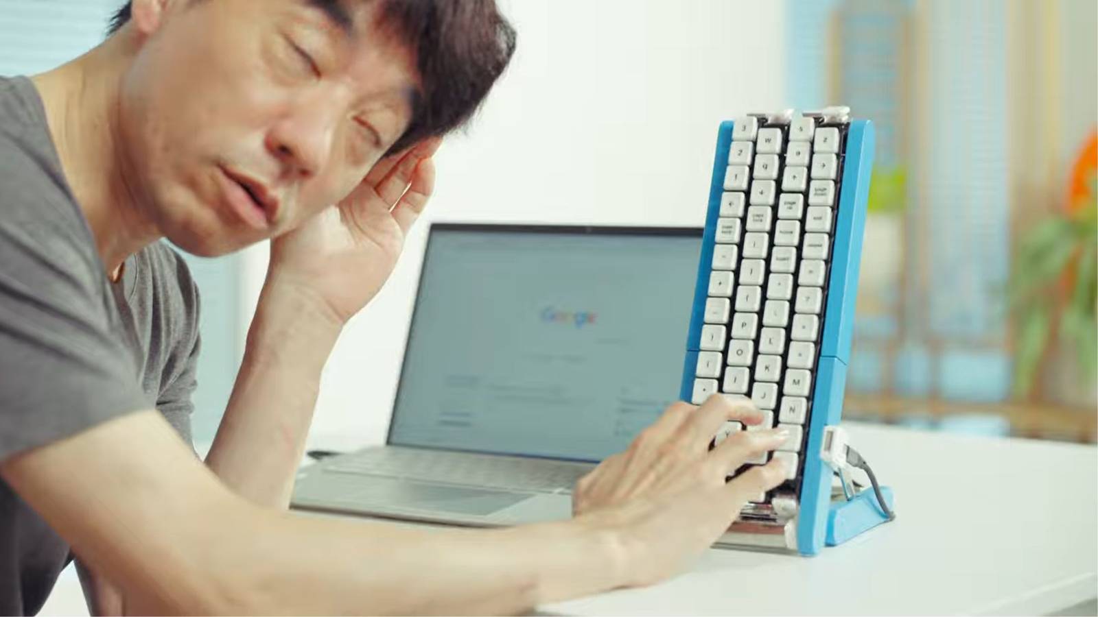 Google представила необычную вращающуюся клавиатуру Gboard Человек использует необычную вращающуюся клавиатуру Google