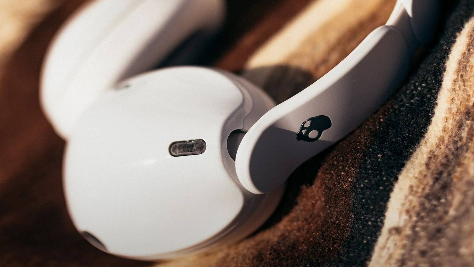 Skullcandy Hesh 540 on a blanket