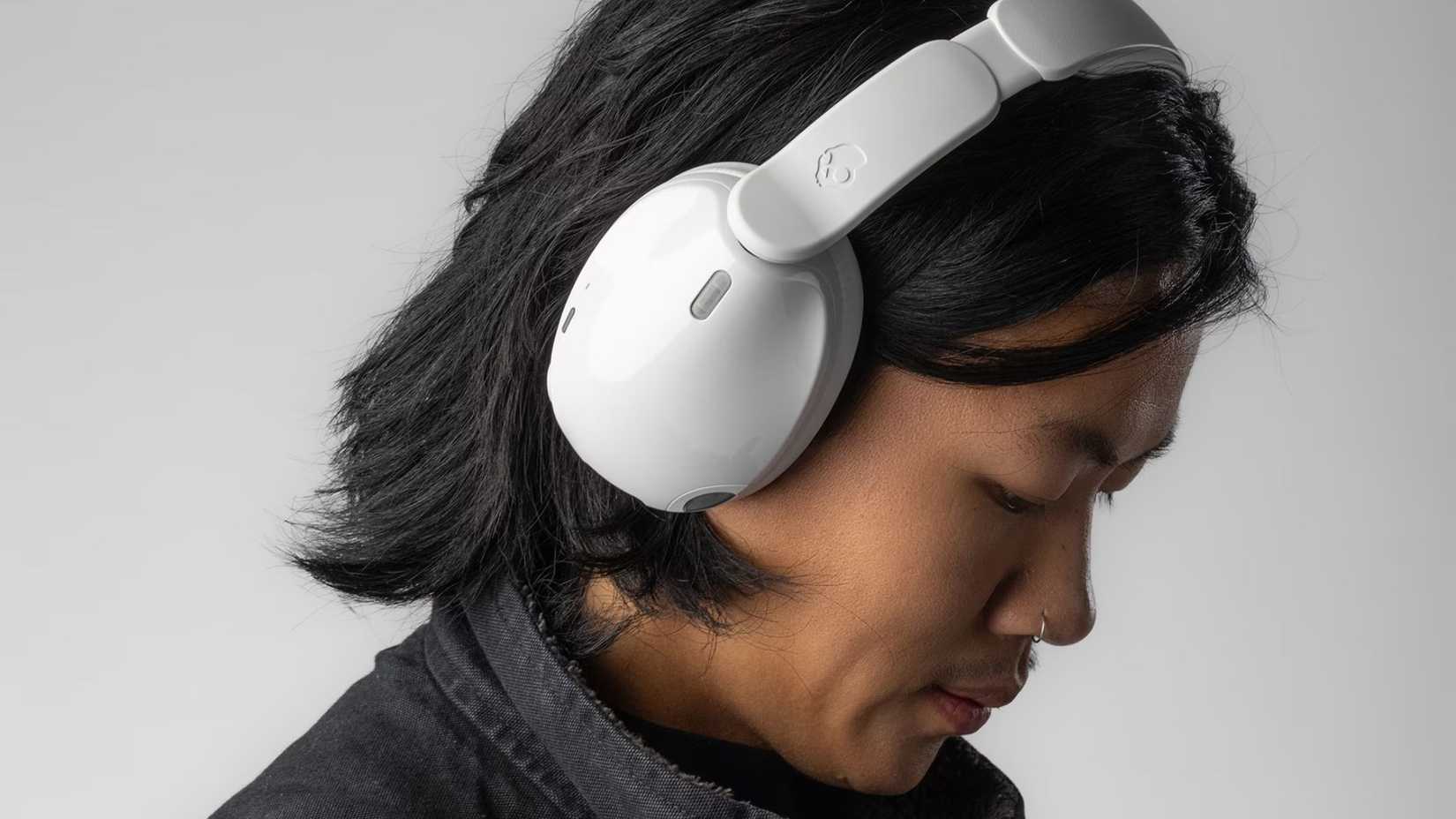 persona che indossa le cuffie Skullcandy Hesh 540