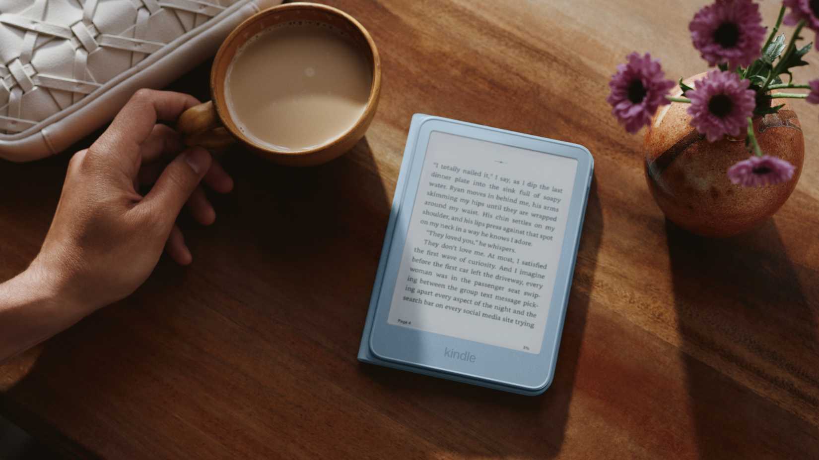 Il nuovo Kindle in alluminio, in un bar.