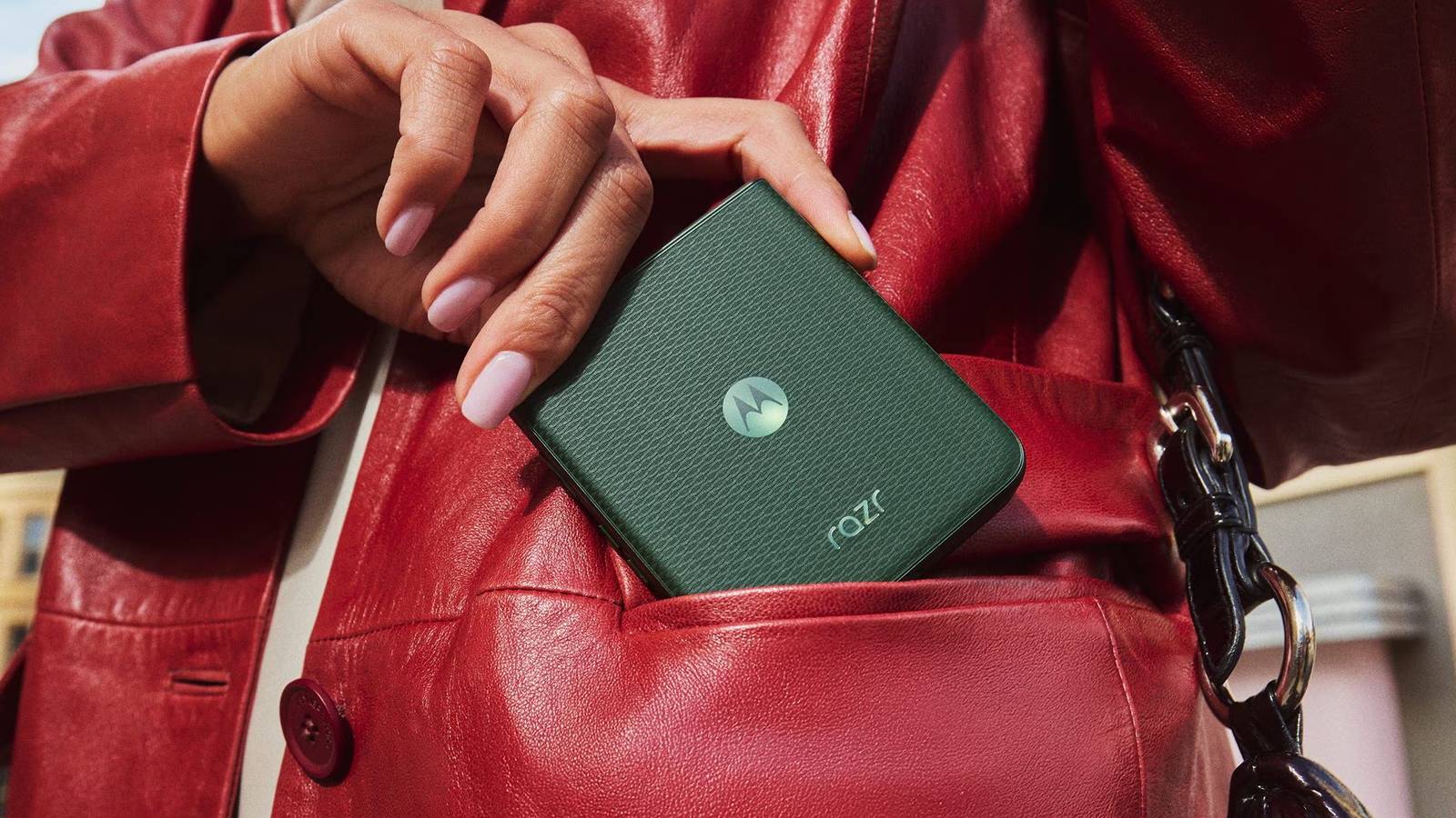 motorola-razr-plus-2026-lifestyle