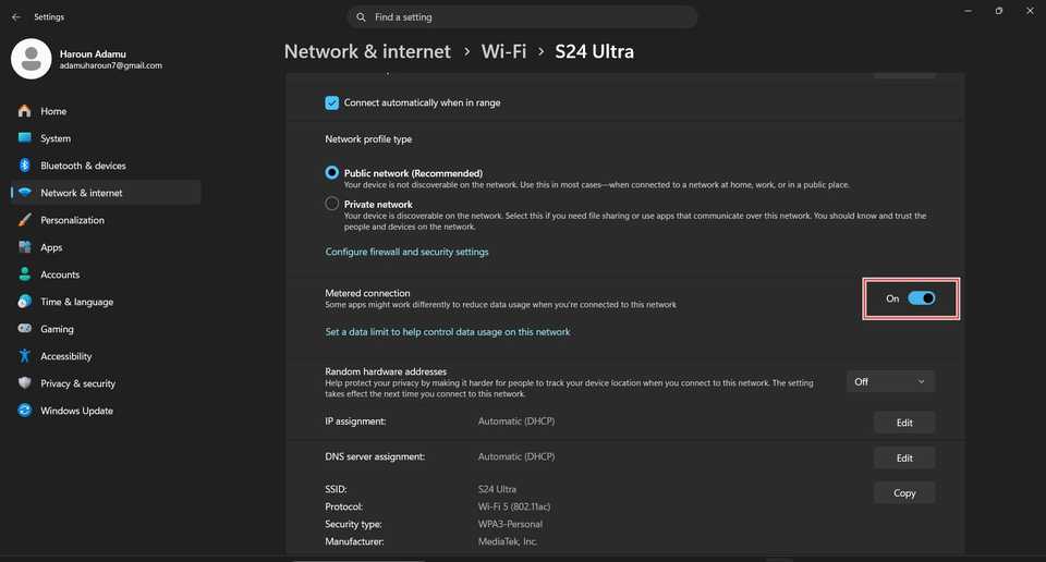 Windows network settings with the metered connection toggle highlighted.
