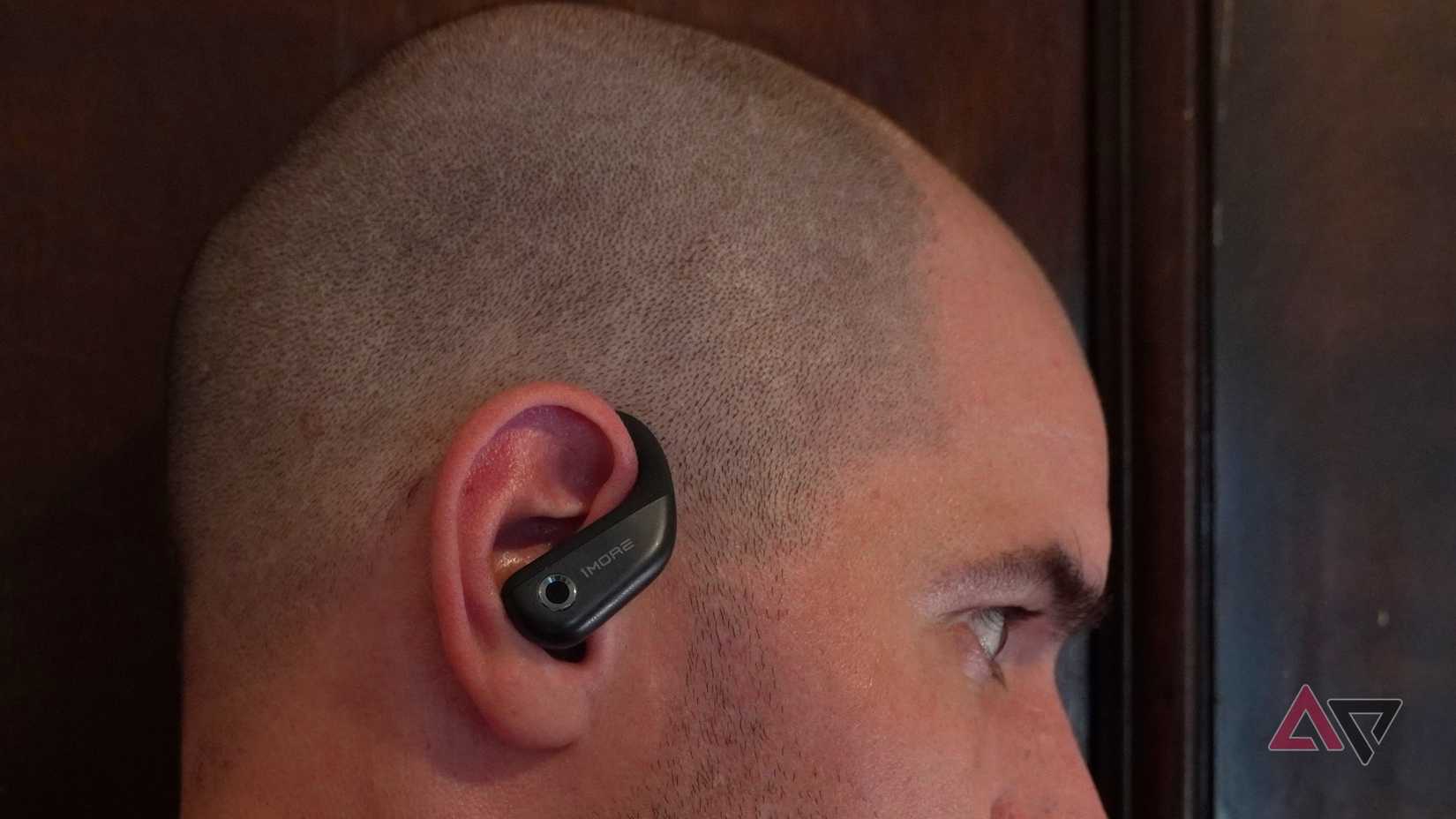 1Altri auricolari Open Earbuds S50 in un orecchio