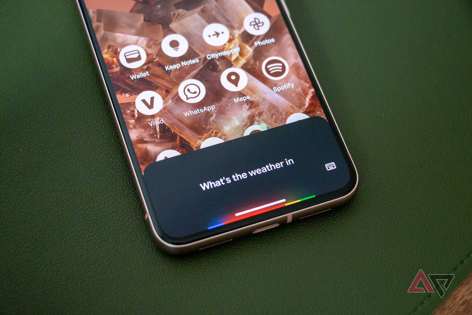 O Google Pixel 8 mostrando o Google Assistente ativado.