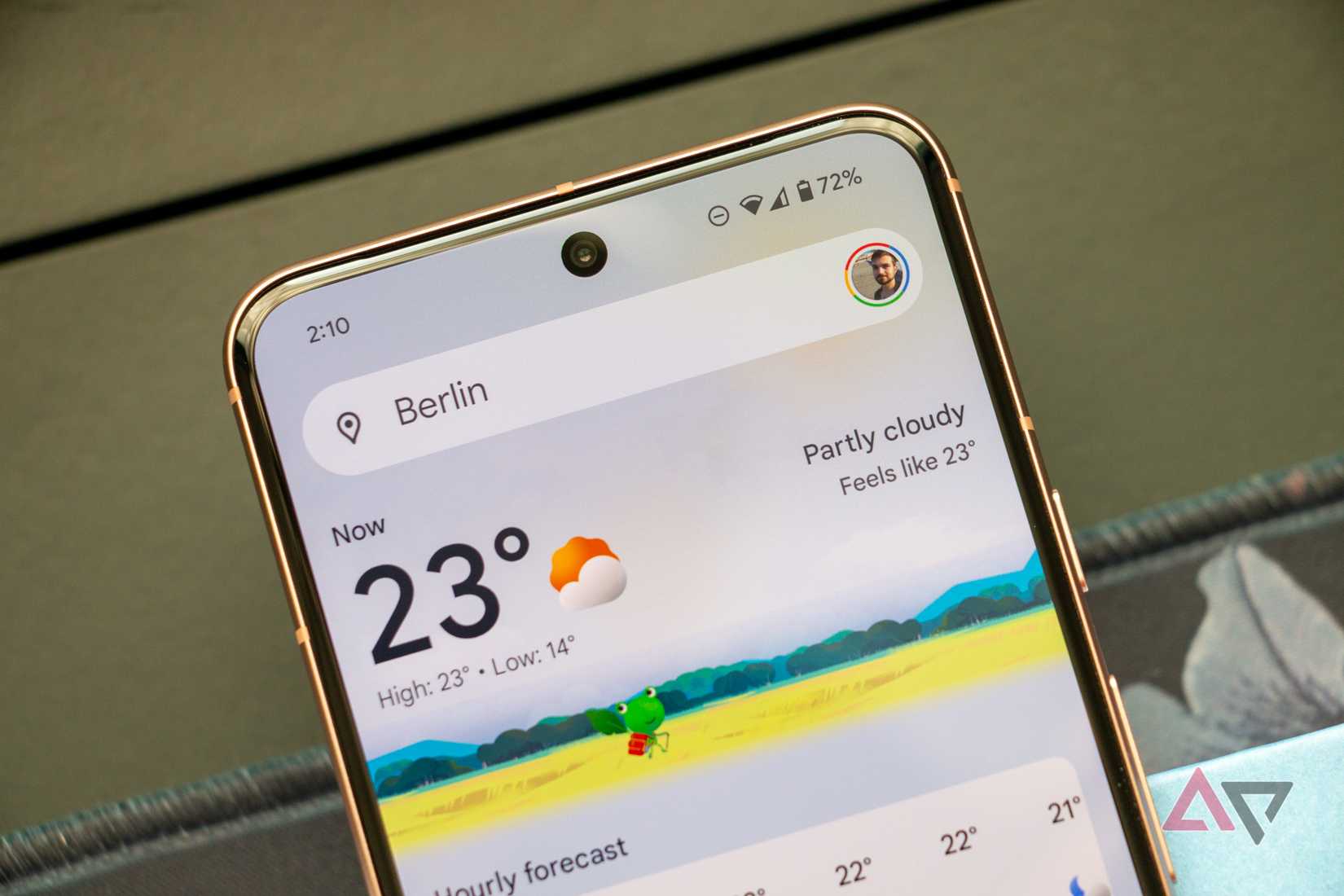 telefono Pixel 8 che mostra l'app meteo