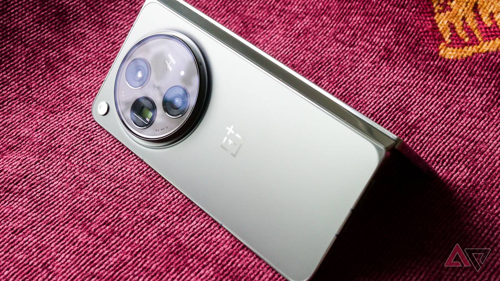 Does the OnePlus Open have wireless charging?