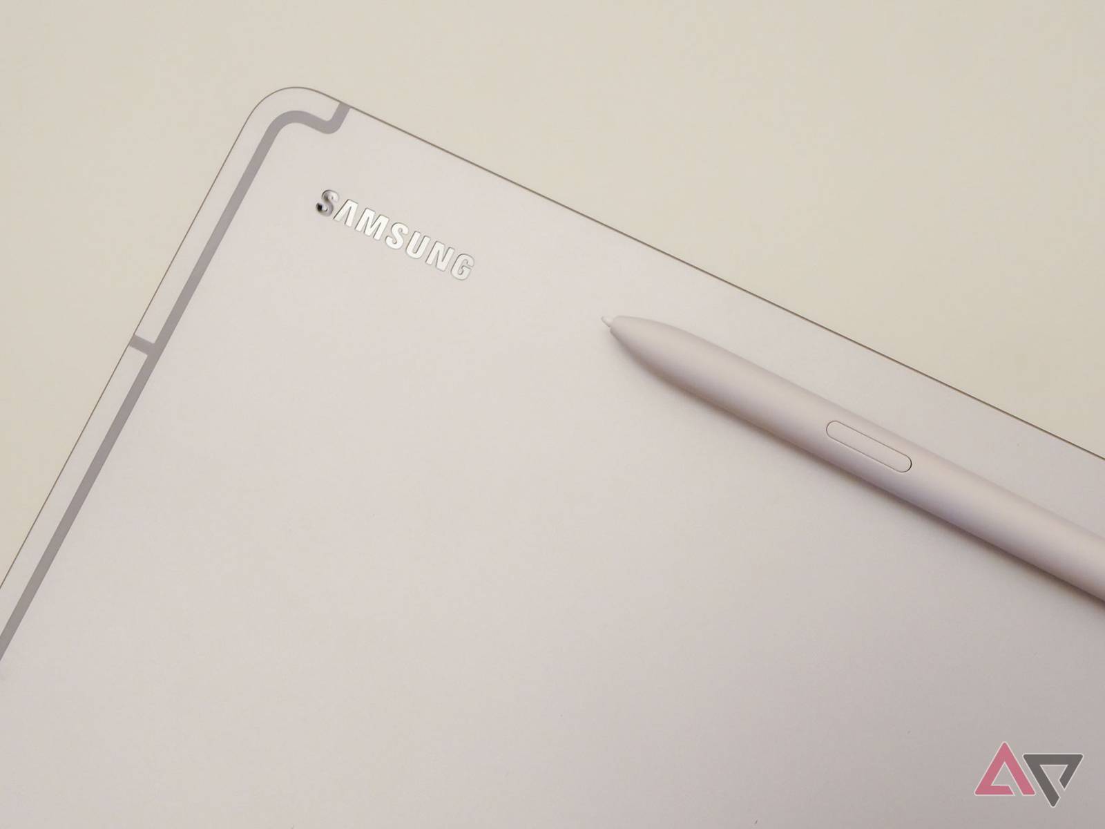 Does the Samsung Galaxy Tab S9 FE come with an S Pen stylus?